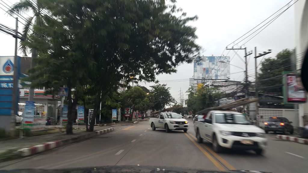 ภาพถนนตรงที่ กล้องวงจรปิดเชียงใหม่ ตั้งอยู่ ถ่ายโดย jrcarlsen พ.ศ. 2559 (2016) · A street-level view of where กล้องวงจรปิดเชียงใหม่ · Kalonguangchonpit Chiang Mai stands, by jrcarlsen in 2559 (2016)