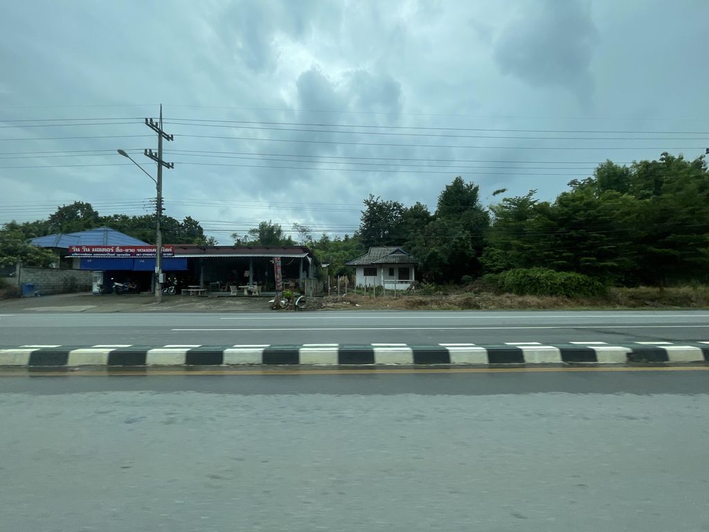 ภาพถนนตรงที่ ลาบลุงหนั่น ตั้งอยู่ ถ่ายโดย filipb พ.ศ. 2566 (2023) · A street-level view of where ลาบลุงหนั่น · Lablungnan stands, by filipb in 2566 (2023)