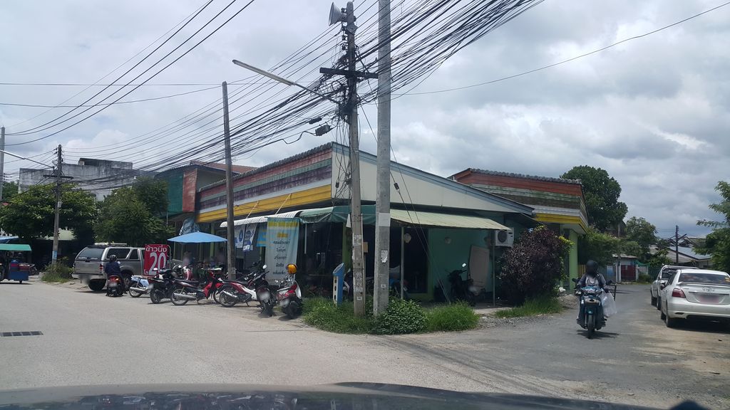 ภาพถนนตรงที่ 34¹ Garage Cafe ตั้งอยู่ ถ่ายโดย jrcarlsen พ.ศ. 2560 (2017) · A street-level view of where 34¹ Garage Cafe stands, by jrcarlsen in 2560 (2017)
