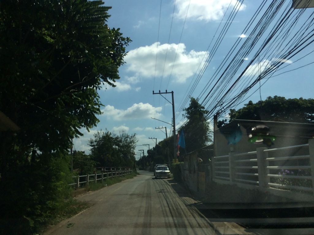 ภาพถนนตรงที่ Boon Rak Sa Apartment ตั้งอยู่ ถ่ายโดย prasert พ.ศ. 2559 (2016) · A street-level view of where Boon Rak Sa Apartment stands, by prasert in 2559 (2016)