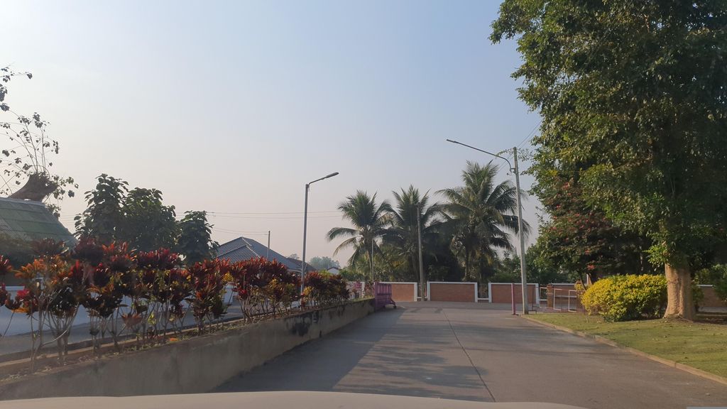 ภาพถนนตรงที่ ศูนย์ส่งเสริมสุขภาพแบบผสมผสาน ตั้งอยู่ ถ่ายโดย jrcarlsen พ.ศ. 2566 (2023) · A street-level view of where ศูนย์ส่งเสริมสุขภาพแบบผสมผสาน · Songsoem Sukkhaphap Baep Phasamopsan Centre stands, by jrcarlsen in 2566 (2023)