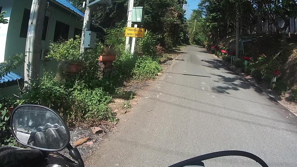 ภาพถนนตรงที่ เทศบาลตำบลป่าเมี่ยง ตั้งอยู่ ถ่ายโดย julcnx พ.ศ. 2565 (2022) · A street-level view of where เทศบาลตำบลป่าเมี่ยง · Tambon Pa Miang Municipality stands, by julcnx in 2565 (2022)