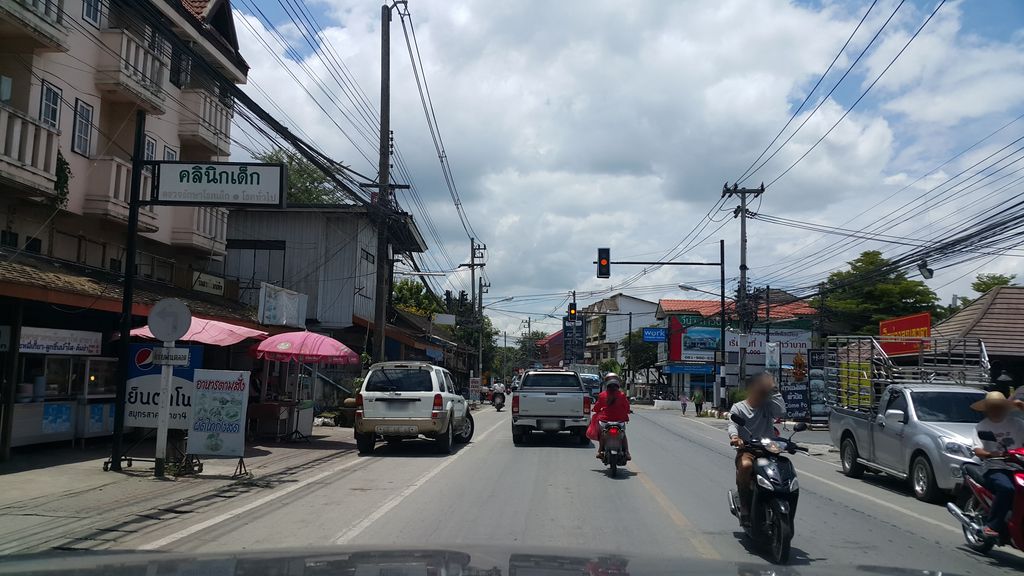 ภาพถนนตรงที่ ศูนย์ โอท็อป สันกำแพง ตั้งอยู่ ถ่ายโดย jrcarlsen พ.ศ. 2559 (2016) · A street-level view of where ศูนย์ โอท็อป สันกำแพง · Othoop San Kamphaeng Centre stands, by jrcarlsen in 2559 (2016)