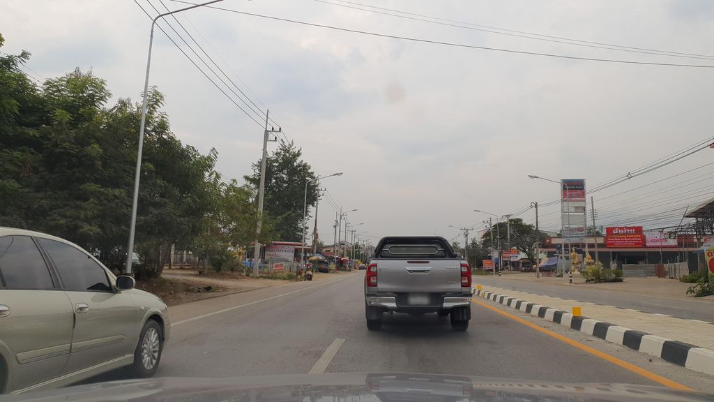 ภาพถนนตรงที่ ซิลล์ ซิลล์ คาราโอเกะ ตั้งอยู่ ถ่ายโดย jrcarlsen พ.ศ. 2565 (2022) · A street-level view of where ซิลล์ ซิลล์ คาราโอเกะ · Sin Sin Kharaoke stands, by jrcarlsen in 2565 (2022)