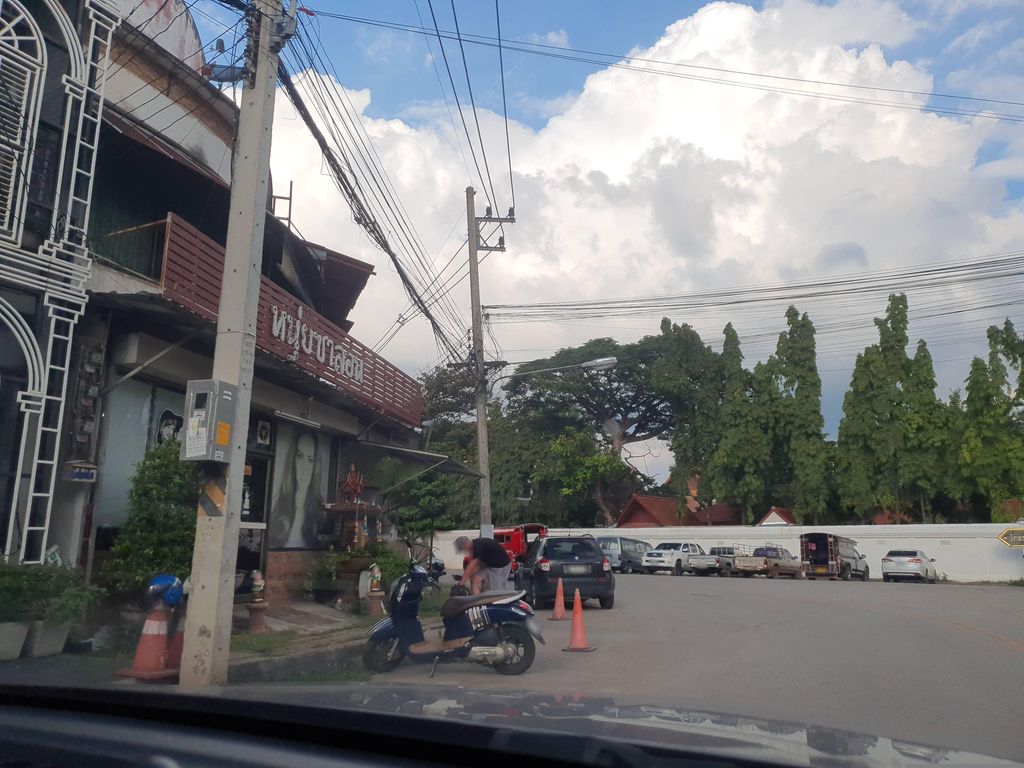 ภาพถนนตรงที่ หน่วยยานพาหนะคณะแพทยศาสตร์ มหาวิทยาลัยเชียงใหม่ ตั้งอยู่ ถ่ายโดย jrcarlsen พ.ศ. 2566 (2023) · A street-level view of where หน่วยยานพาหนะคณะแพทยศาสตร์ มหาวิทยาลัยเชียงใหม่ · Nuai Yanphana Khana Phaetyasat Mahawitthayalai Chiang Mai stands, by jrcarlsen in 2566 (2023)