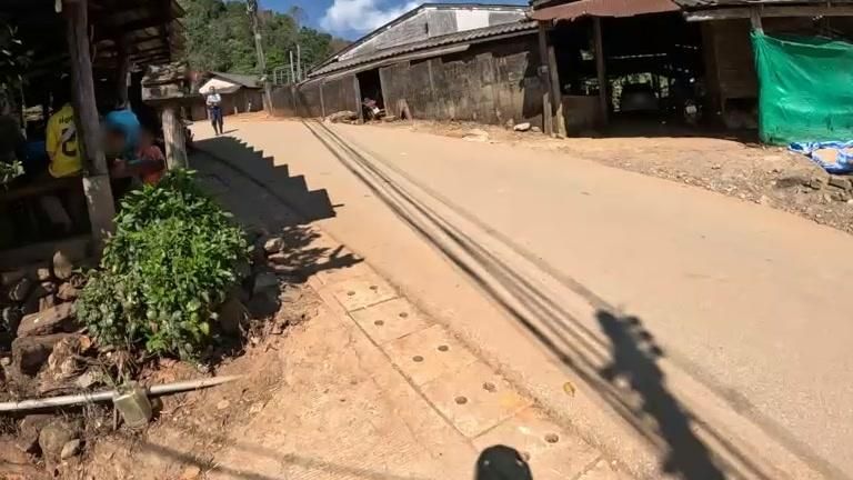 ภาพถนนตรงที่ อิงเขา แคมป์ปิ้ง วิว ม่อนเงาะ (Ing Khao Camping view Mont Ngo ตั้งอยู่ ถ่ายโดย julcnx พ.ศ. 2567 (2024) · A street-level view of where อิงเขา แคมป์ปิ้ง วิว ม่อนเงาะ (Ing Khao Camping view Mont Ngo stands, by julcnx in 2567 (2024)