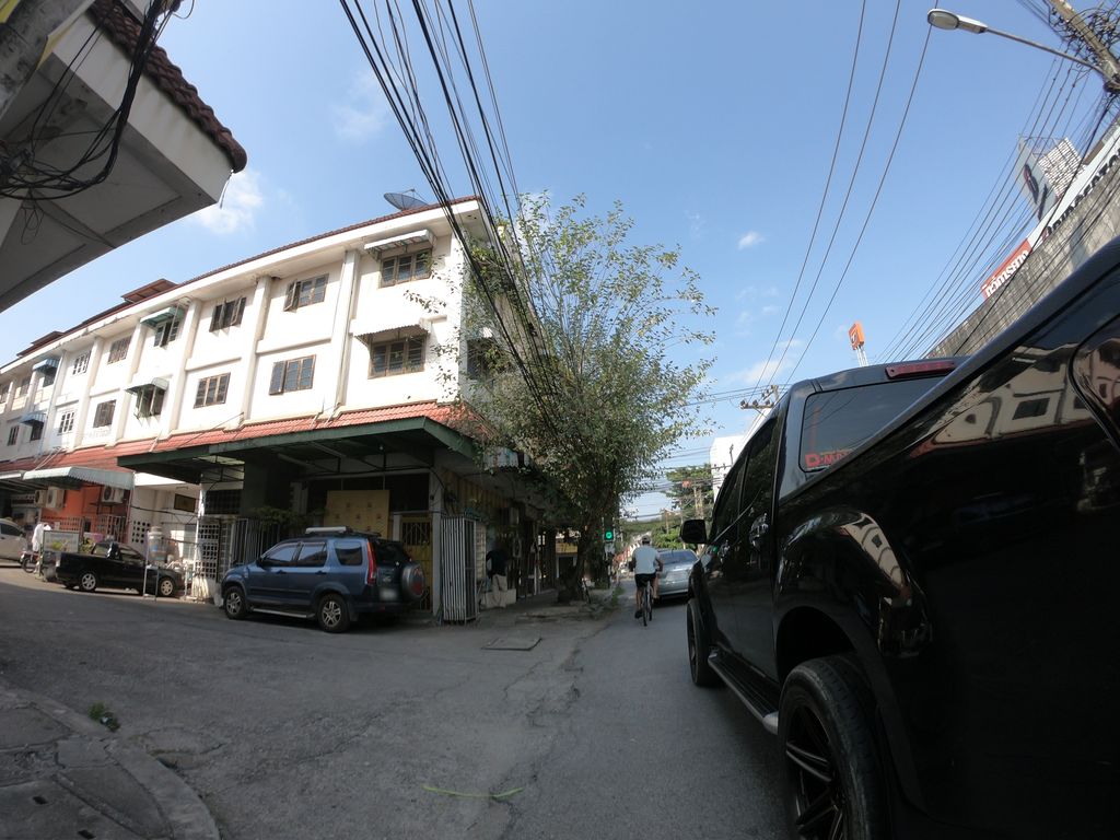 ภาพถนนตรงที่ La Leng Kaffee ตั้งอยู่ ถ่ายโดย chanuwath_grab พ.ศ. 2562 (2019) · A street-level view of where La Leng Kaffee stands, by chanuwath_grab in 2562 (2019)
