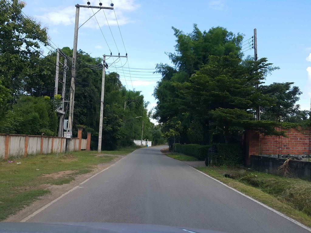 ภาพถนนตรงที่ Tabun Management Maerim ตั้งอยู่ ถ่ายโดย jrcarlsen พ.ศ. 2558 (2015) · A street-level view of where Tabun Management Maerim stands, by jrcarlsen in 2558 (2015)