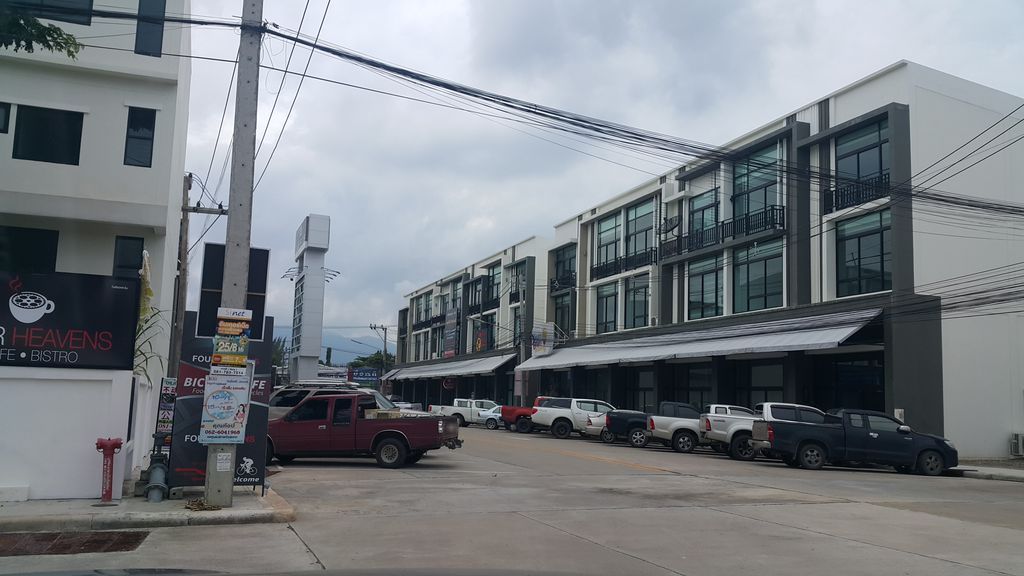 ภาพถนนตรงที่ Inthanon Property Management System ตั้งอยู่ ถ่ายโดย jrcarlsen พ.ศ. 2559 (2016) · A street-level view of where Inthanon Property Management System stands, by jrcarlsen in 2559 (2016)