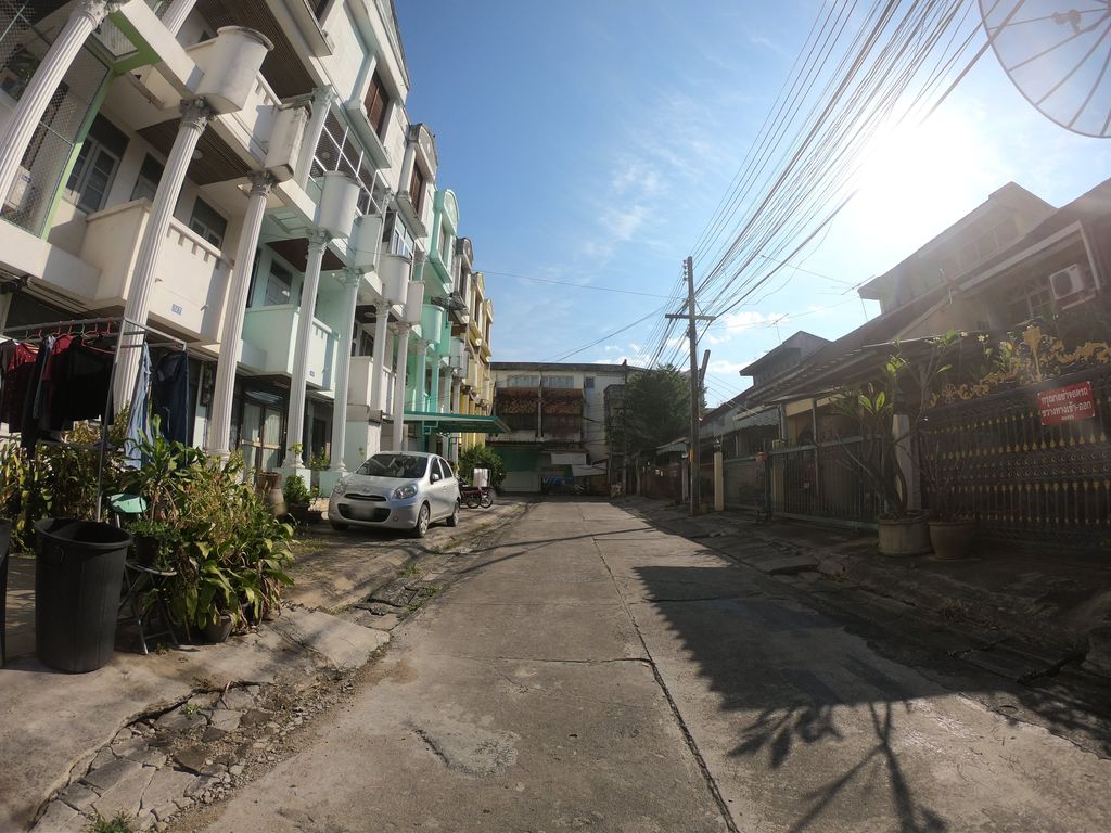 ภาพถนนตรงที่ Lapatthouse Lapatt Apartment ตั้งอยู่ ถ่ายโดย chanuwath_grab พ.ศ. 2562 (2019) · A street-level view of where Lapatthouse Lapatt Apartment stands, by chanuwath_grab in 2562 (2019)