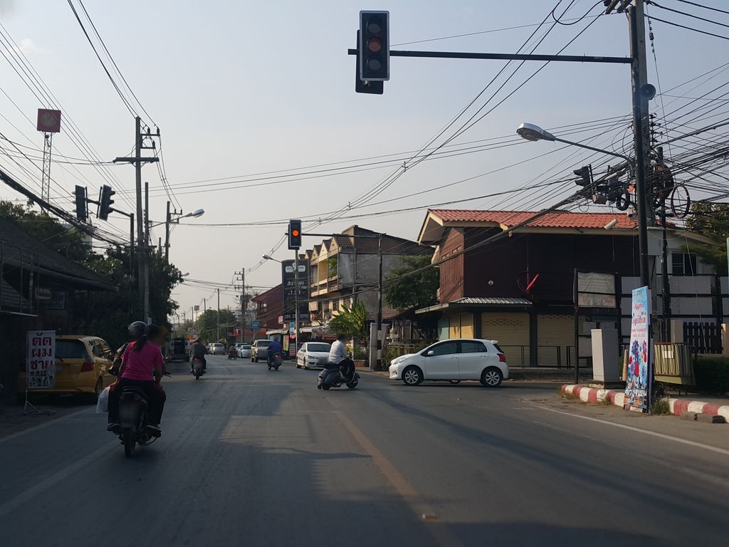 ภาพถนนตรงที่ MJ plastic เอ็มเจพลาสติก สันกำแพง ตั้งอยู่ ถ่ายโดย jrcarlsen พ.ศ. 2558 (2015) · A street-level view of where MJ plastic เอ็มเจพลาสติก สันกำแพง stands, by jrcarlsen in 2558 (2015)