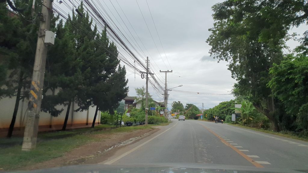 ภาพถนนตรงที่ วัดป่าลาน ตั้งอยู่ ถ่ายโดย jrcarlsen พ.ศ. 2564 (2021) · A street-level view of where วัดป่าลาน · Wat Pa Lan stands, by jrcarlsen in 2564 (2021)