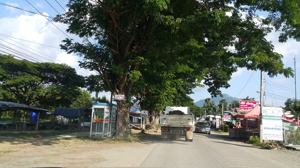 ภาพถนนตรงที่ กาดนัดสี่แยกบ้านใหม่ ตั้งอยู่ ถ่ายโดย jrcarlsen พ.ศ. 2559 (2016) · A street-level view of where กาดนัดสี่แยกบ้านใหม่ · Kat Nat Siyaek Ban Mai stands, by jrcarlsen in 2559 (2016)