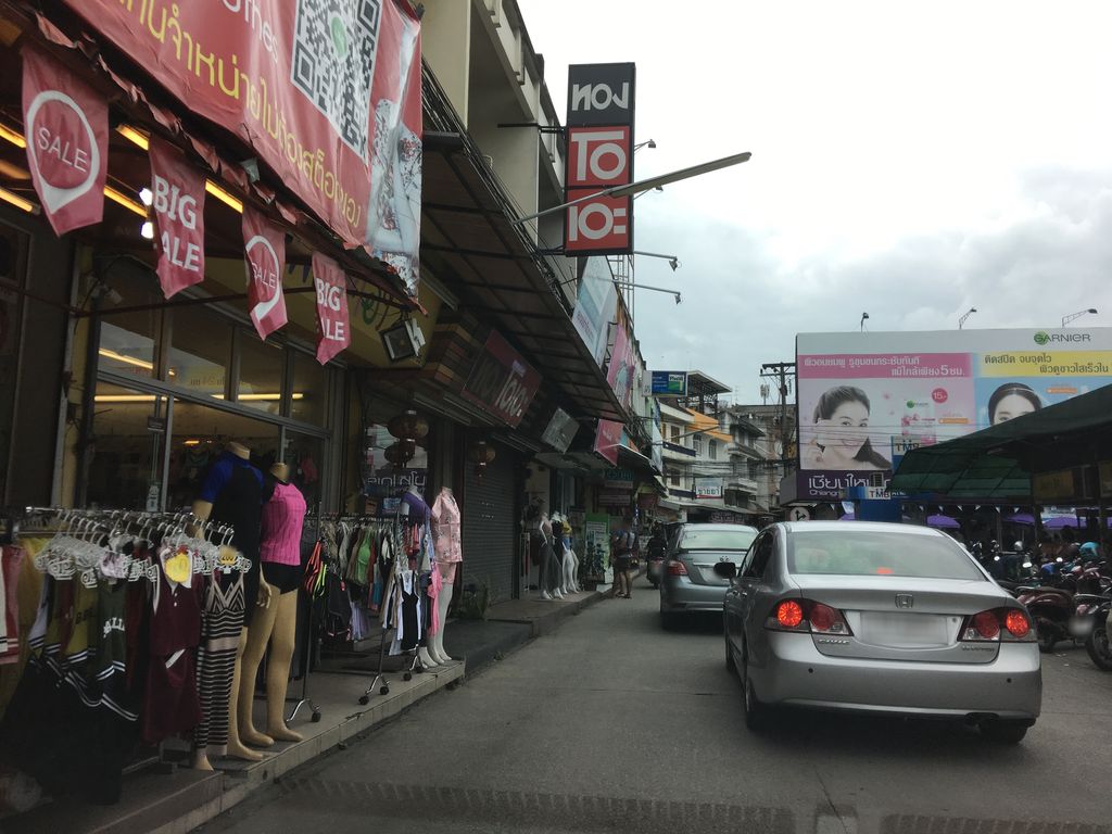 ภาพถนนตรงที่ ตลาดธานินทร์ เจียงใหม่ ตั้งอยู่ ถ่ายโดย wapriz พ.ศ. 2561 (2018) · A street-level view of where ตลาดธานินทร์ เจียงใหม่ · Thanin Chiangmai Market stands, by wapriz in 2561 (2018)