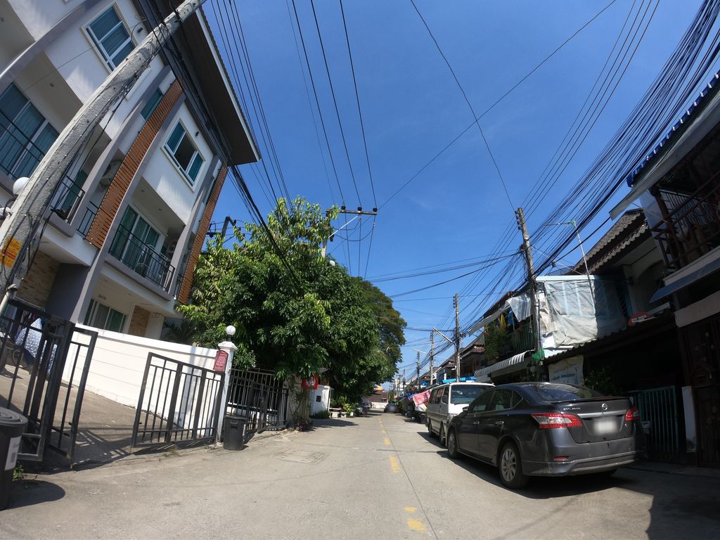 ภาพถนนตรงที่ Thai Arts ตั้งอยู่ ถ่ายโดย chanuwath_grab พ.ศ. 2562 (2019) · A street-level view of where Thai Arts stands, by chanuwath_grab in 2562 (2019)