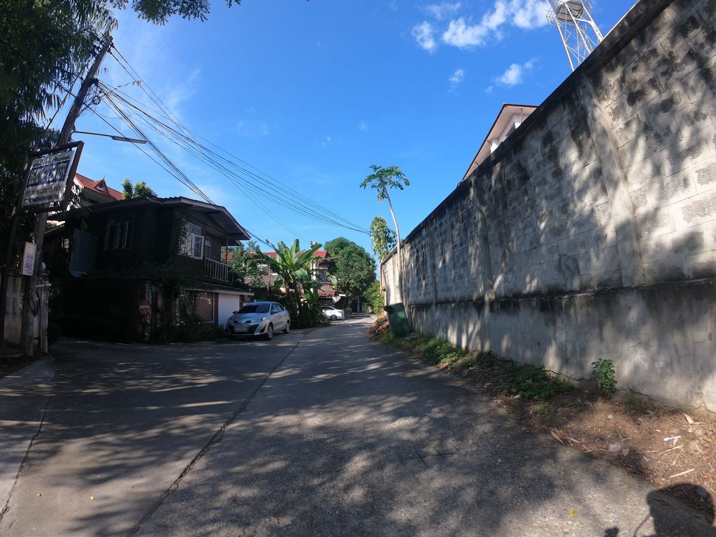 ภาพถนนตรงที่ Mekong Centre ตั้งอยู่ ถ่ายโดย chanuwath_grab พ.ศ. 2562 (2019) · A street-level view of where Mekong Centre stands, by chanuwath_grab in 2562 (2019)