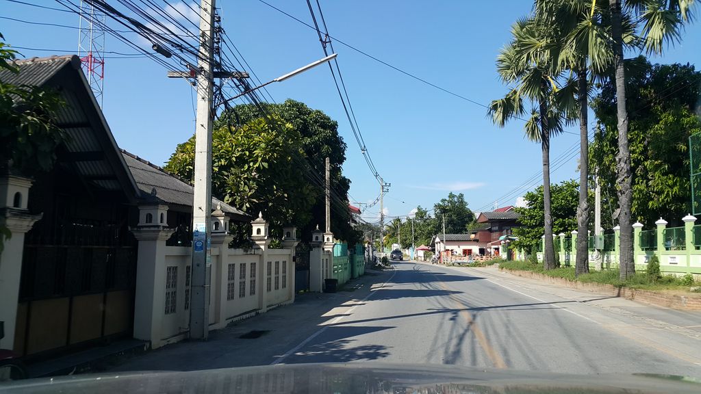ภาพถนนตรงที่ ร้านแกงถุงข้าเจ้า ตั้งอยู่ ถ่ายโดย jrcarlsen พ.ศ. 2559 (2016) · A street-level view of where ร้านแกงถุงข้าเจ้า · Ran Kaengthung Kha Chao stands, by jrcarlsen in 2559 (2016)