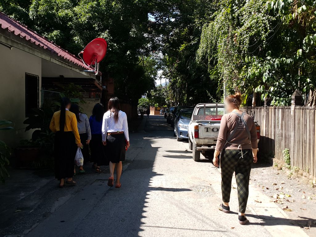 ภาพถนนตรงที่ Chala Cafe ตั้งอยู่ ถ่ายโดย jrcarlsen พ.ศ. 2558 (2015) · A street-level view of where Chala Cafe stands, by jrcarlsen in 2558 (2015)
