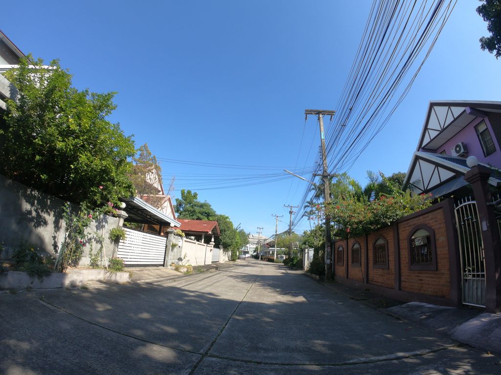 ภาพถนนตรงที่ DCraft.cnx ตั้งอยู่ ถ่ายโดย chanuwath_grab พ.ศ. 2562 (2019) · A street-level view of where DCraft.cnx stands, by chanuwath_grab in 2562 (2019)
