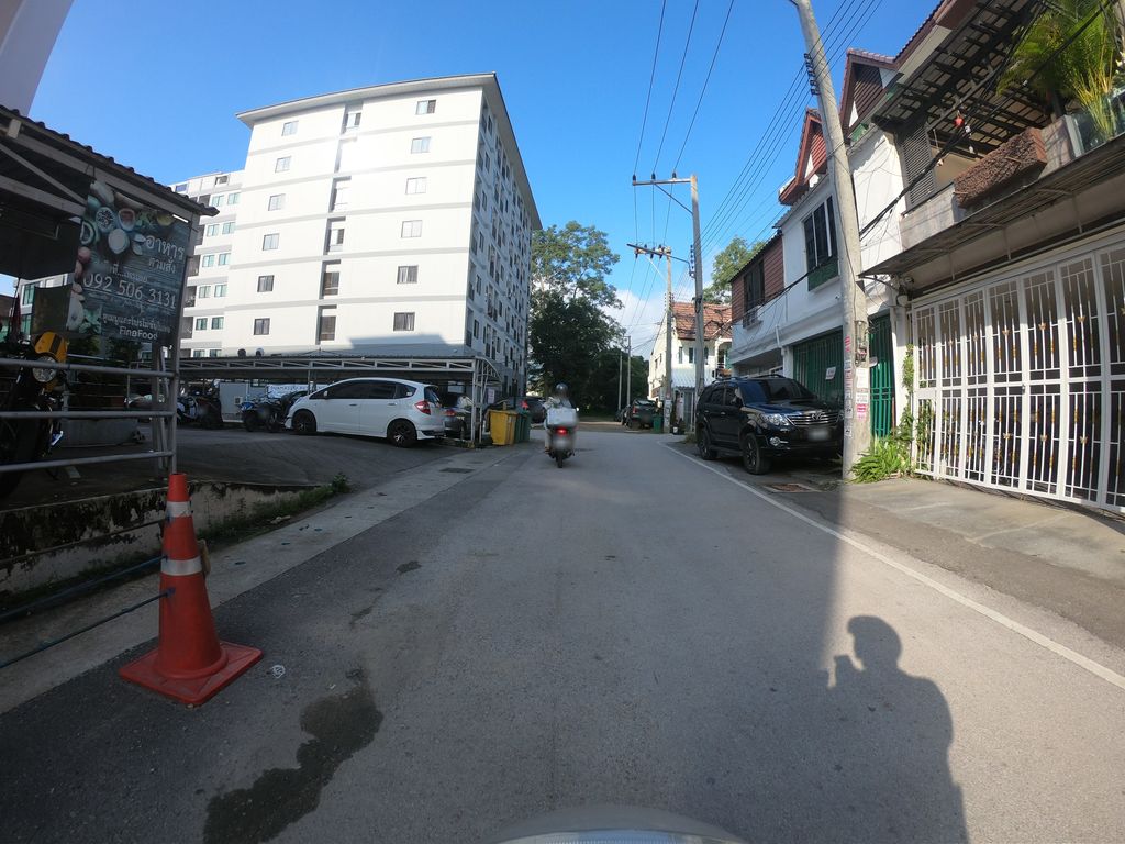 ภาพถนนตรงที่ Minidot Tennis Santitham ตั้งอยู่ ถ่ายโดย chanuwath_grab พ.ศ. 2562 (2019) · A street-level view of where Minidot Tennis Santitham stands, by chanuwath_grab in 2562 (2019)