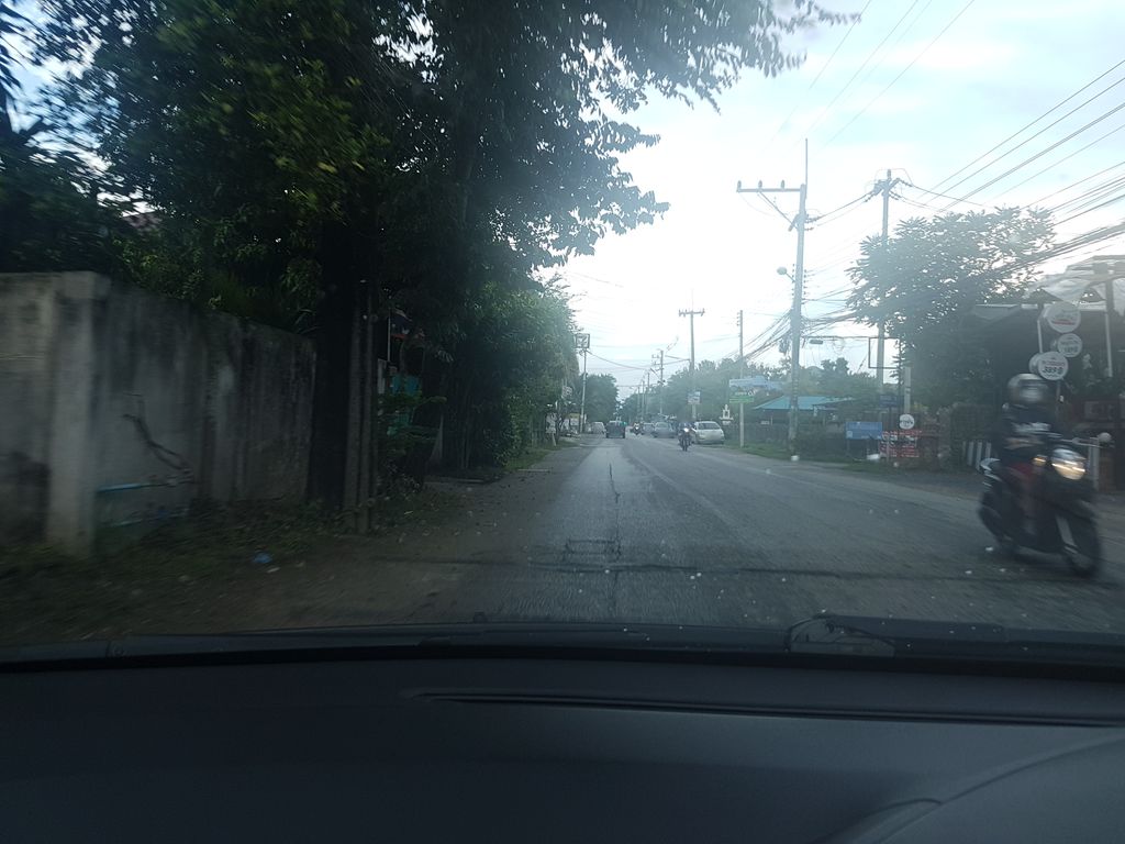 ภาพถนนตรงที่ BigBig Shabu ตั้งอยู่ ถ่ายโดย ekkarin พ.ศ. 2561 (2018) · A street-level view of where BigBig Shabu stands, by ekkarin in 2561 (2018)