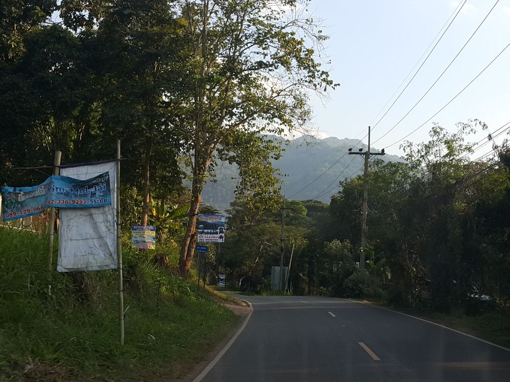 ภาพถนนตรงที่ Smile Sky Hill ตั้งอยู่ ถ่ายโดย jrcarlsen พ.ศ. 2558 (2015) · A street-level view of where Smile Sky Hill stands, by jrcarlsen in 2558 (2015)