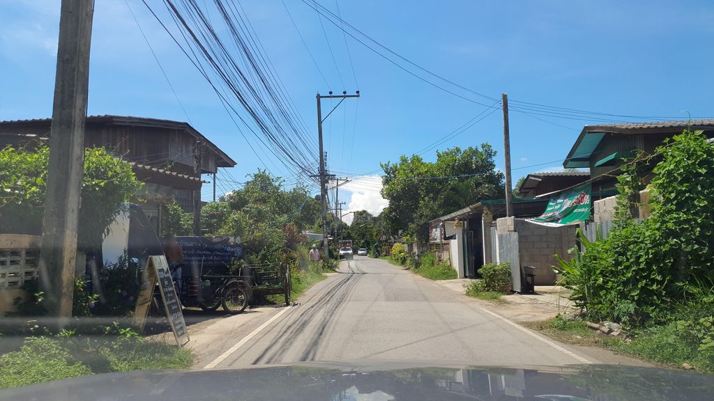 ภาพถนนตรงที่ บ้านเฮา X Grooming ตั้งอยู่ ถ่ายโดย jrcarlsen พ.ศ. 2564 (2021) · A street-level view of where บ้านเฮา X Grooming stands, by jrcarlsen in 2564 (2021)
