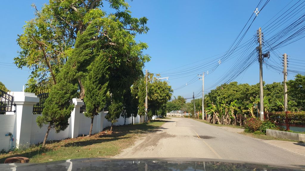 ภาพถนนตรงที่ ชมภูไข่ไก่ ตั้งอยู่ ถ่ายโดย jrcarlsen พ.ศ. 2565 (2022) · A street-level view of where ชมภูไข่ไก่ · Chomphukhaikai stands, by jrcarlsen in 2565 (2022)