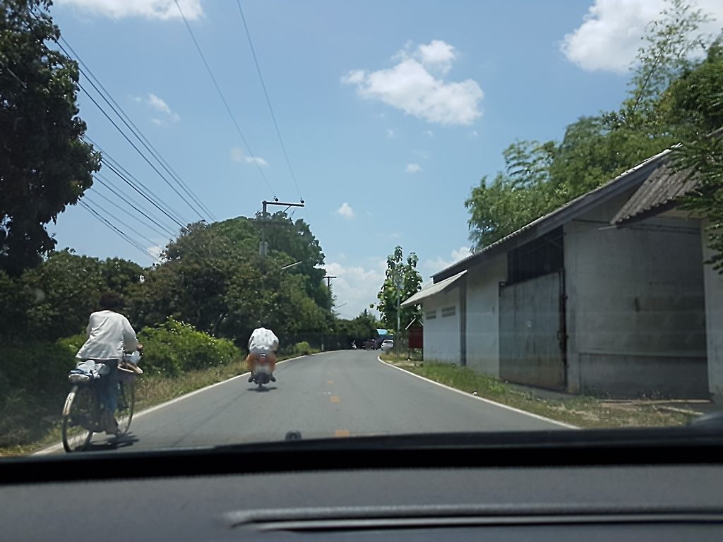 ภาพถนนตรงที่ ธารทองมอเตอร์ ตั้งอยู่ ถ่ายโดย ekkarin พ.ศ. 2561 (2018) · A street-level view of where ธารทองมอเตอร์ · Thanthong Motor stands, by ekkarin in 2561 (2018)