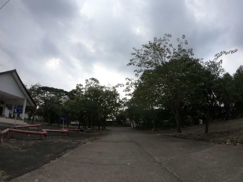 ภาพถนนตรงที่ CENTRAL PLAZA CHIANGMAI AIRPORT ตั้งอยู่ ถ่ายโดย chanuwath_grab พ.ศ. 2562 (2019) · A street-level view of where CENTRAL PLAZA CHIANGMAI AIRPORT stands, by chanuwath_grab in 2562 (2019)