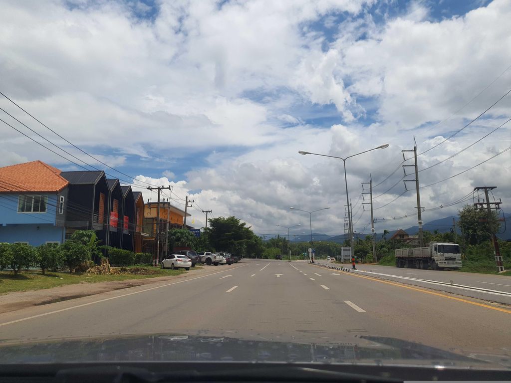 ภาพถนนตรงที่ อนุบาลเรวดี ตั้งอยู่ ถ่ายโดย jrcarlsen พ.ศ. 2566 (2023) · A street-level view of where อนุบาลเรวดี · Anuban Reodi stands, by jrcarlsen in 2566 (2023)