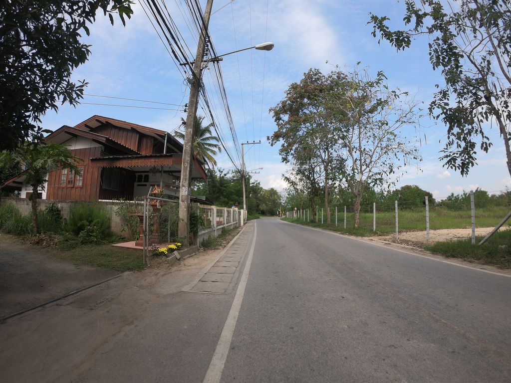 ภาพถนนตรงที่ ขวด&สกรีน เชียงใหม่ ตั้งอยู่ ถ่ายโดย chanuwath_grab พ.ศ. 2562 (2019) · A street-level view of where ขวด&สกรีน เชียงใหม่ · Khwot&Screen Chiang Mai stands, by chanuwath_grab in 2562 (2019)