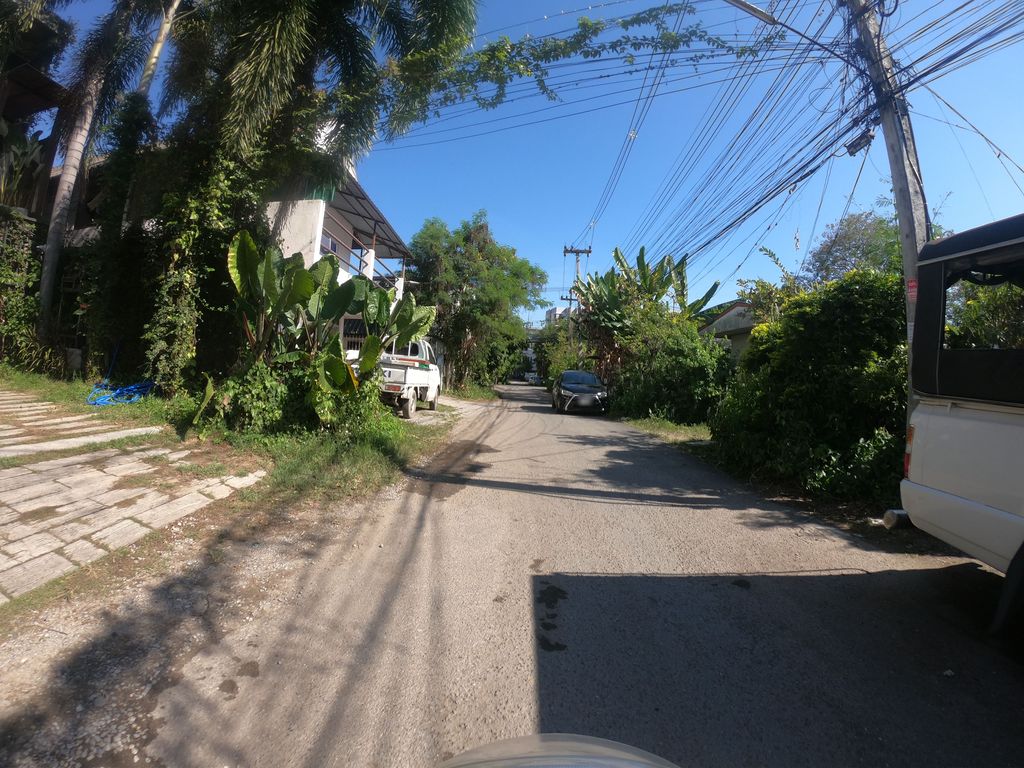ภาพถนนตรงที่ Earth yoga school ตั้งอยู่ ถ่ายโดย chanuwath_grab พ.ศ. 2562 (2019) · A street-level view of where Earth yoga school stands, by chanuwath_grab in 2562 (2019)