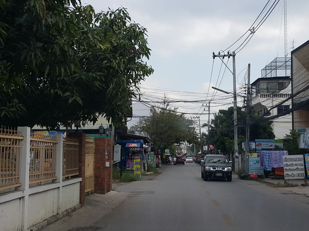 ภาพถนนตรงที่ Bogie Cafe' ตั้งอยู่ ถ่ายโดย jrcarlsen พ.ศ. 2558 (2015) · A street-level view of where Bogie Cafe' stands, by jrcarlsen in 2558 (2015)