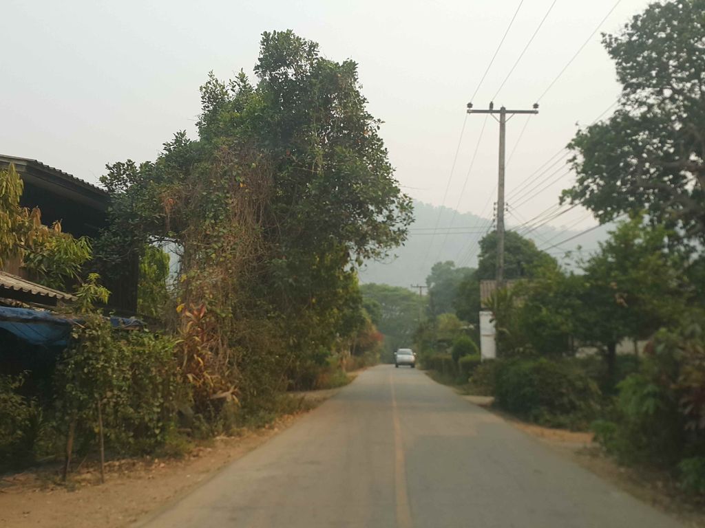 ภาพถนนตรงที่ ต้มเตี๋ยวยายคำ ตั้งอยู่ ถ่ายโดย jrcarlsen พ.ศ. 2558 (2015) · A street-level view of where ต้มเตี๋ยวยายคำ · Tom Tiao Yai Kham stands, by jrcarlsen in 2558 (2015)