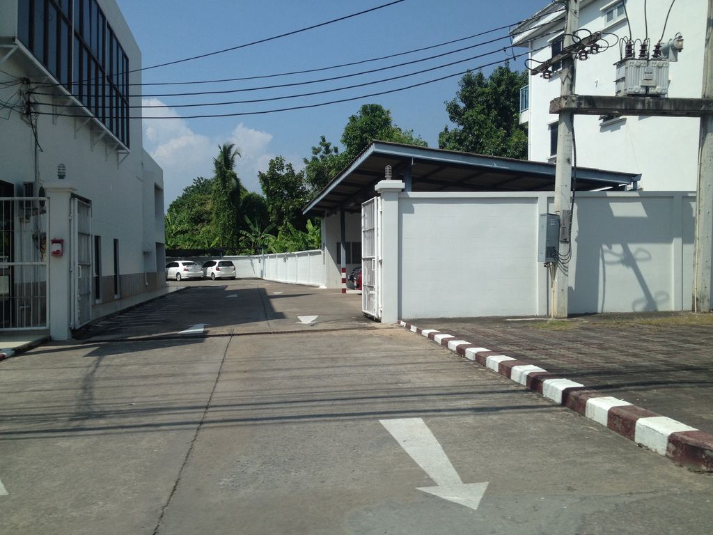 ภาพถนนตรงที่ ธนาคารกรุงศรีอยุธยา สาขาย่อยหางดง ตั้งอยู่ ถ่ายโดย jimwatana พ.ศ. 2558 (2015) · A street-level view of where ธนาคารกรุงศรีอยุธยา สาขาย่อยหางดง · Krungsri Yutya Sakha Yoihangdong Bank stands, by jimwatana in 2558 (2015)