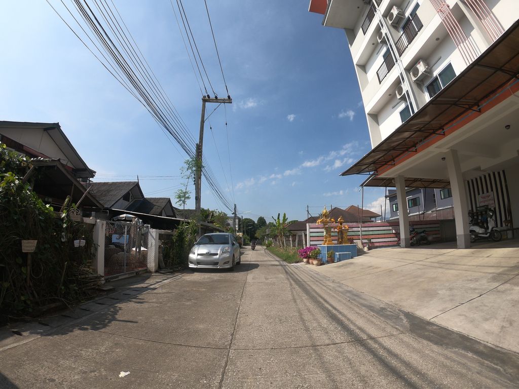 ภาพถนนตรงที่ หอพักเดอะไอเดีย ตั้งอยู่ ถ่ายโดย chanuwath_grab พ.ศ. 2562 (2019) · A street-level view of where หอพักเดอะไอเดีย · The Idea Dormitory stands, by chanuwath_grab in 2562 (2019)