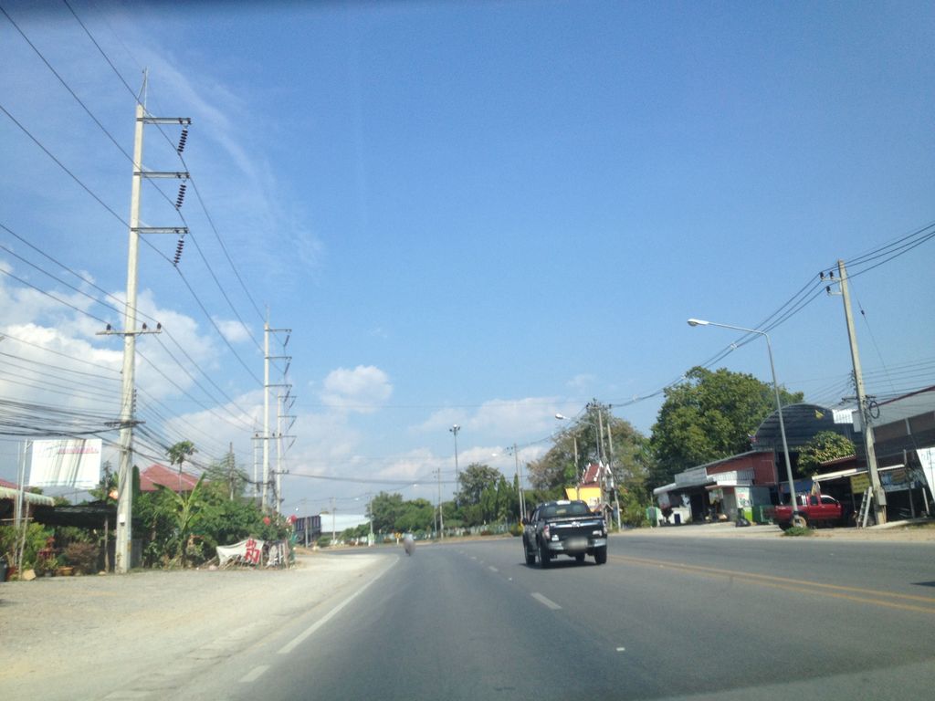 ภาพถนนตรงที่ ร้าน บริการ รับ-ส่ง พัสดุ สาขาสบเตี๊ยะ จอมทอง ตั้งอยู่ ถ่ายโดย jimwatana พ.ศ. 2558 (2015) · A street-level view of where ร้าน บริการ รับ-ส่ง พัสดุ สาขาสบเตี๊ยะ จอมทอง · Ran Brikan Rap-song Phatdu Sakha Soptia Chom Thong stands, by jimwatana in 2558 (2015)
