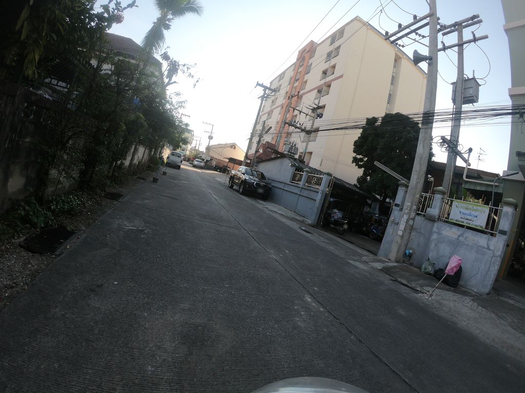 ภาพถนนตรงที่ ตะวันเพลส ตั้งอยู่ ถ่ายโดย chanuwath_grab พ.ศ. 2562 (2019) · A street-level view of where ตะวันเพลส · Tawanphlet stands, by chanuwath_grab in 2562 (2019)