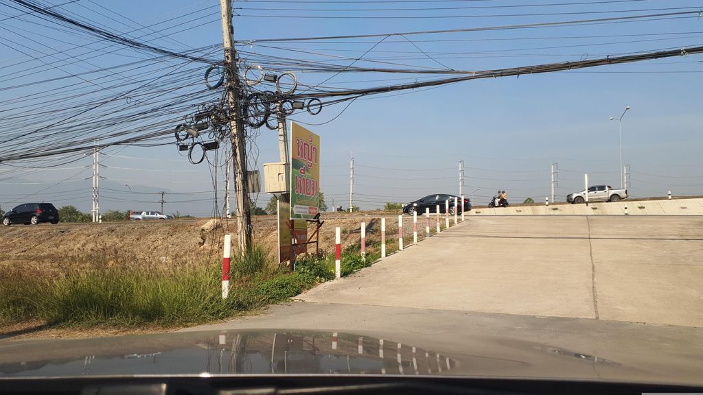 ภาพถนนตรงที่ สยามสไมล์ เชียงใหม่ ตั้งอยู่ ถ่ายโดย jrcarlsen พ.ศ. 2566 (2023) · A street-level view of where สยามสไมล์ เชียงใหม่ · Sayamsamai Chiang Mai stands, by jrcarlsen in 2566 (2023)