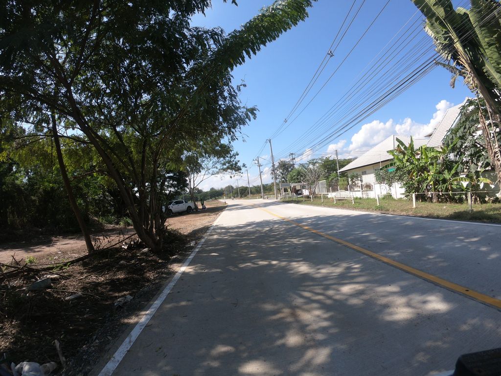 ภาพถนนตรงที่ FiberPLUS Internet ตั้งอยู่ ถ่ายโดย chanuwath_grab พ.ศ. 2562 (2019) · A street-level view of where FiberPLUS Internet stands, by chanuwath_grab in 2562 (2019)