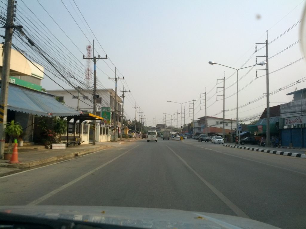 ภาพถนนตรงที่ อุ๋ยเซอร์วิสการยาง ตั้งอยู่ ถ่ายโดย jrcarlsen พ.ศ. 2558 (2015) · A street-level view of where อุ๋ยเซอร์วิสการยาง · Ui Service Kanyang stands, by jrcarlsen in 2558 (2015)
