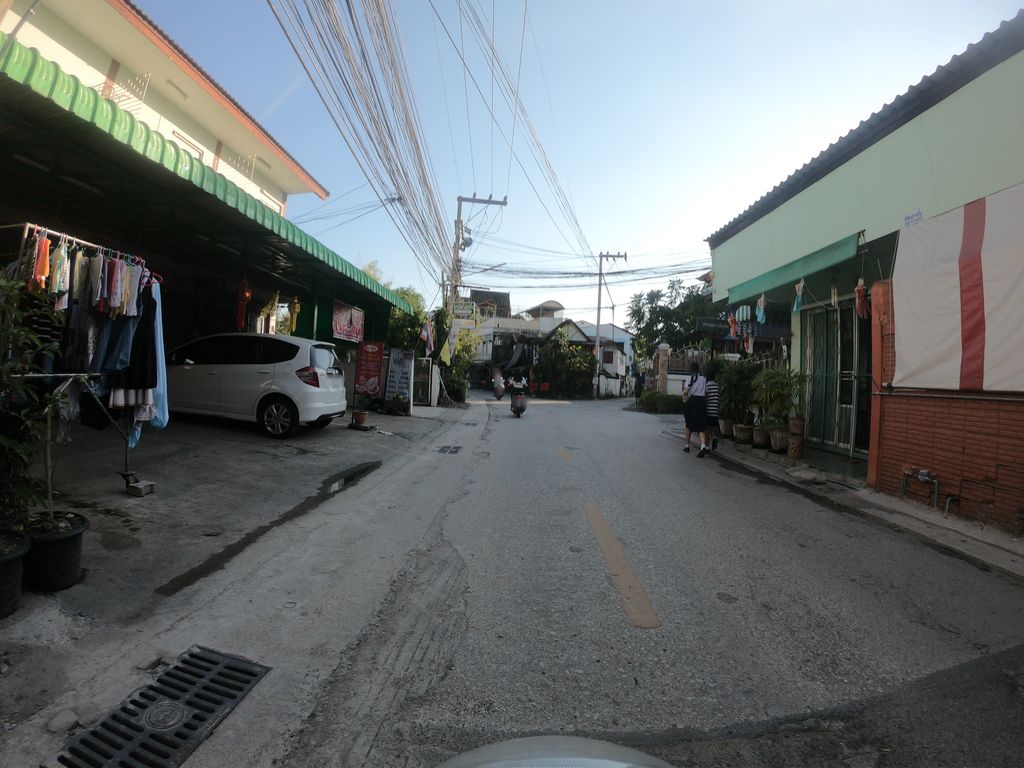 ภาพถนนตรงที่ โกลเฮาท์ อพาร์ทเม้นท์ ตั้งอยู่ ถ่ายโดย chanuwath_grab พ.ศ. 2562 (2019) · A street-level view of where โกลเฮาท์ อพาร์ทเม้นท์ · Klohao Apartment stands, by chanuwath_grab in 2562 (2019)