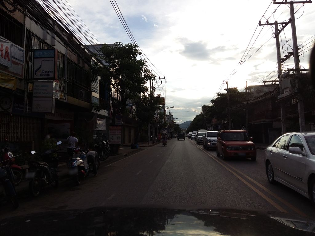 ภาพถนนตรงที่ Wawee Coffee ตั้งอยู่ ถ่ายโดย hantms พ.ศ. 2558 (2015) · A street-level view of where Wawee Coffee stands, by hantms in 2558 (2015)