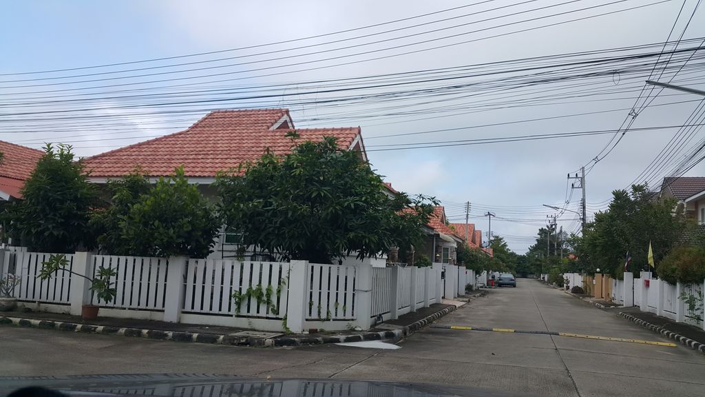 ภาพถนนตรงที่ ผัดไทยโบราณบ้านร้องวัวแดง ตั้งอยู่ ถ่ายโดย jrcarlsen พ.ศ. 2559 (2016) · A street-level view of where ผัดไทยโบราณบ้านร้องวัวแดง · Phatthaibrona Ban Rongwuadaeng stands, by jrcarlsen in 2559 (2016)