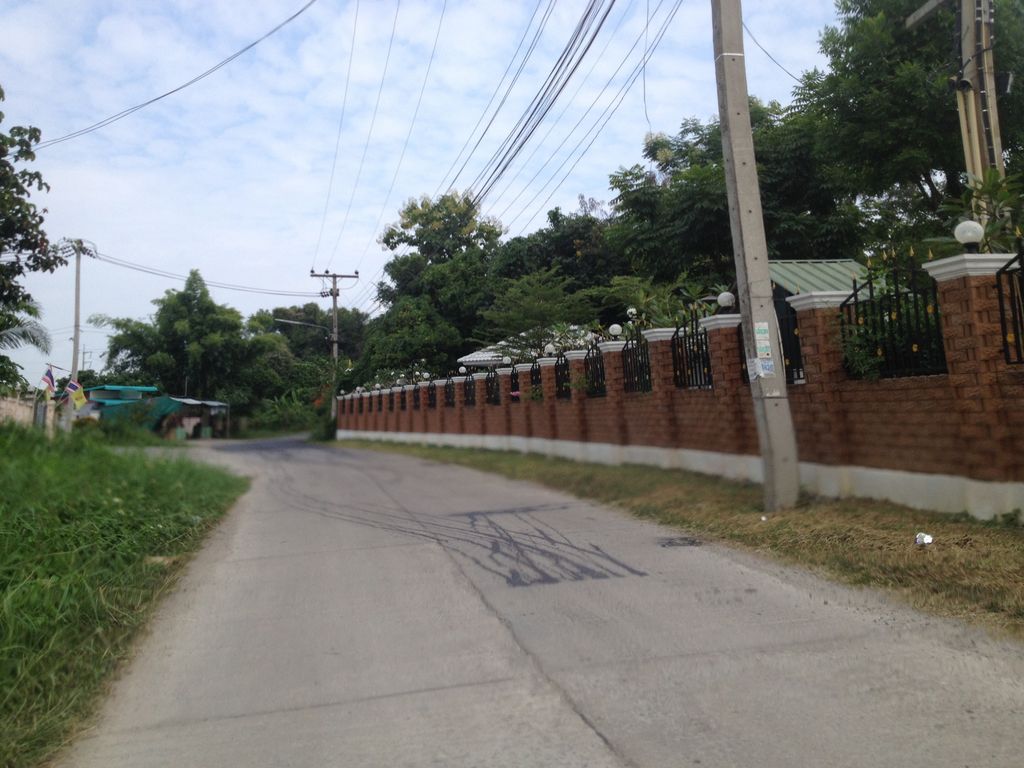 ภาพถนนตรงที่ ณ ไพร รีสอร์ท ตั้งอยู่ ถ่ายโดย jimwatana พ.ศ. 2558 (2015) · A street-level view of where ณ ไพร รีสอร์ท · Na Phrai Resort stands, by jimwatana in 2558 (2015)