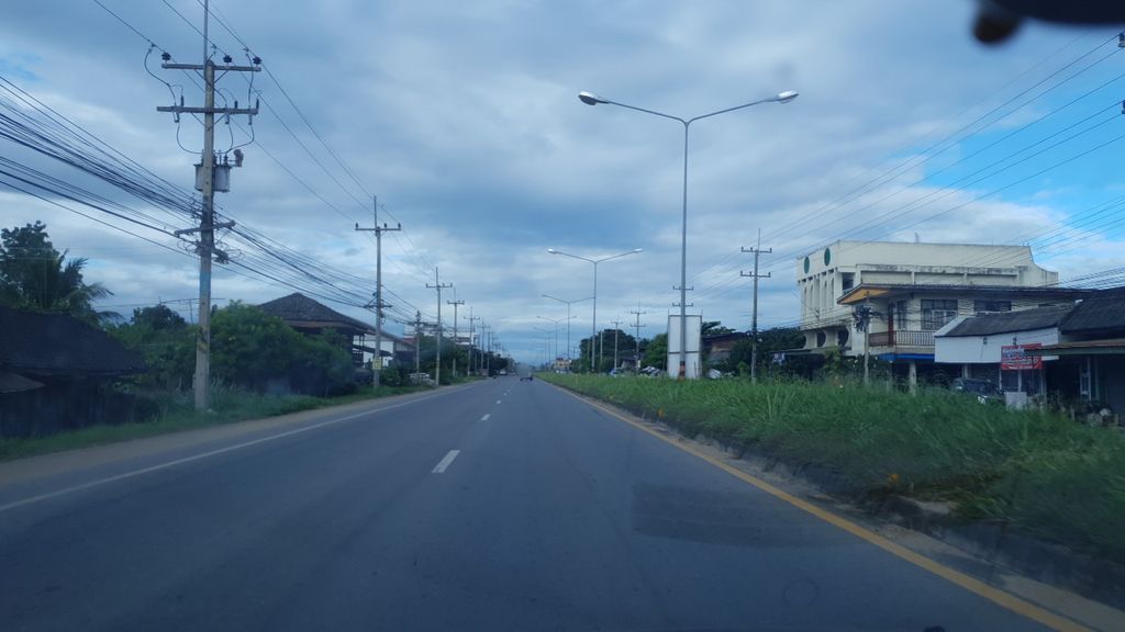 ภาพถนนตรงที่ ชัยพจน์ธุรกิจยนต์ ตั้งอยู่ ถ่ายโดย silamanee พ.ศ. 2561 (2018) · A street-level view of where ชัยพจน์ธุรกิจยนต์ · Chai Phot Thunkityon stands, by silamanee in 2561 (2018)