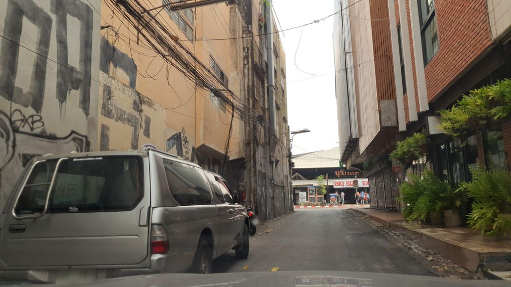 ภาพถนนตรงที่ Stay Thapae Hostel ตั้งอยู่ ถ่ายโดย jrcarlsen พ.ศ. 2565 (2022) · A street-level view of where Stay Thapae Hostel stands, by jrcarlsen in 2565 (2022)
