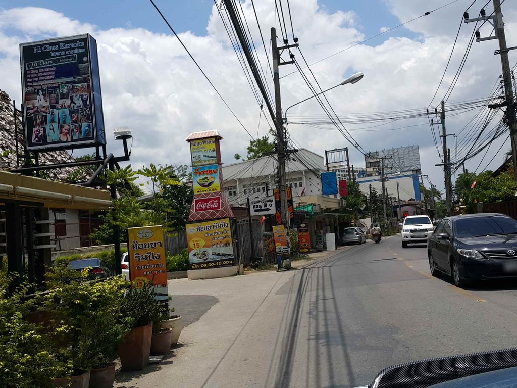 ภาพถนนตรงที่ Maxma. Club. Cnx ตั้งอยู่ ถ่ายโดย jrcarlsen พ.ศ. 2558 (2015) · A street-level view of where Maxma. Club. Cnx stands, by jrcarlsen in 2558 (2015)