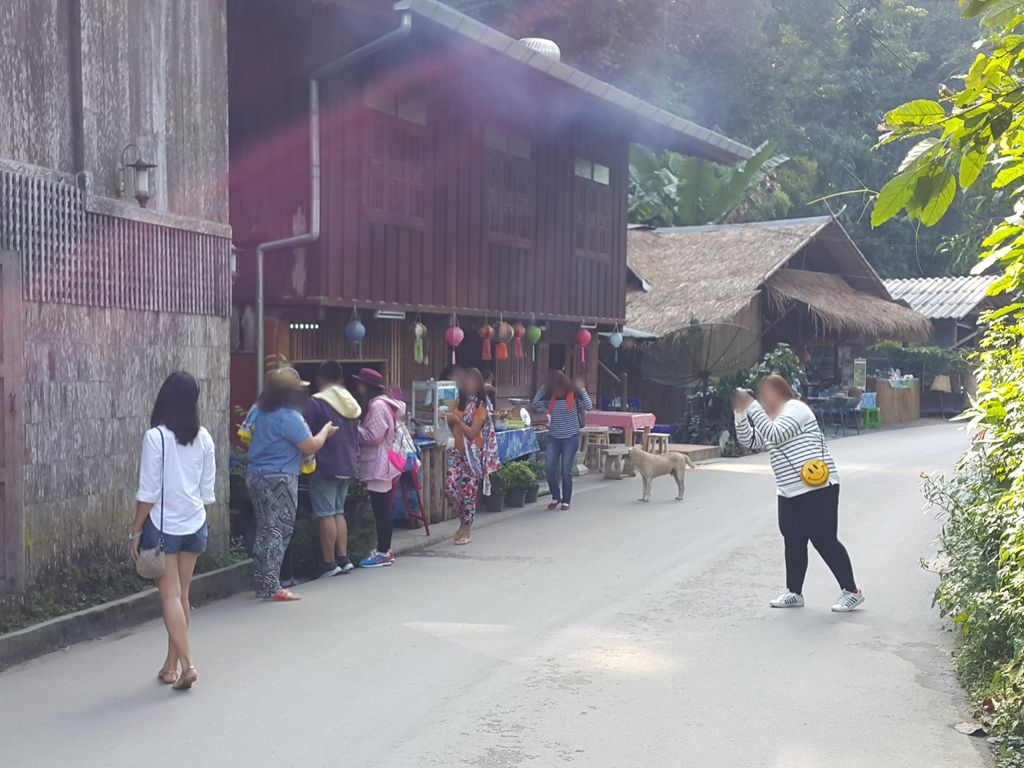 ภาพถนนตรงที่ ร้านซ๊ะป๊ะลำ บ้านแม่กำปอง ตั้งอยู่ ถ่ายโดย jrcarlsen พ.ศ. 2558 (2015) · A street-level view of where ร้านซ๊ะป๊ะลำ บ้านแม่กำปอง · Ran Sapa Lam Ban Mae Kam Pong stands, by jrcarlsen in 2558 (2015)